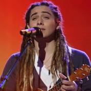 Cântărețul american Jason Castro. Sursă foto: Celebrity-pictures.fbistan.com 